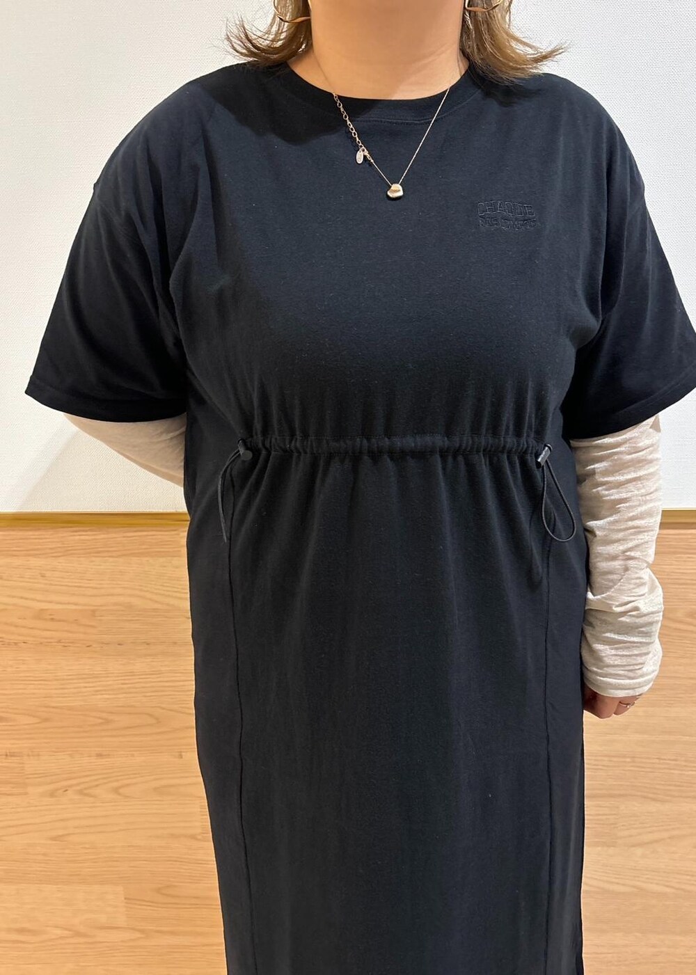 ベージュ系のTシャツ/カットソー、ブラック系のハンドバッグ、ブラック系のワンピースを着用したレディースの秋コーディネートの4枚目の写真