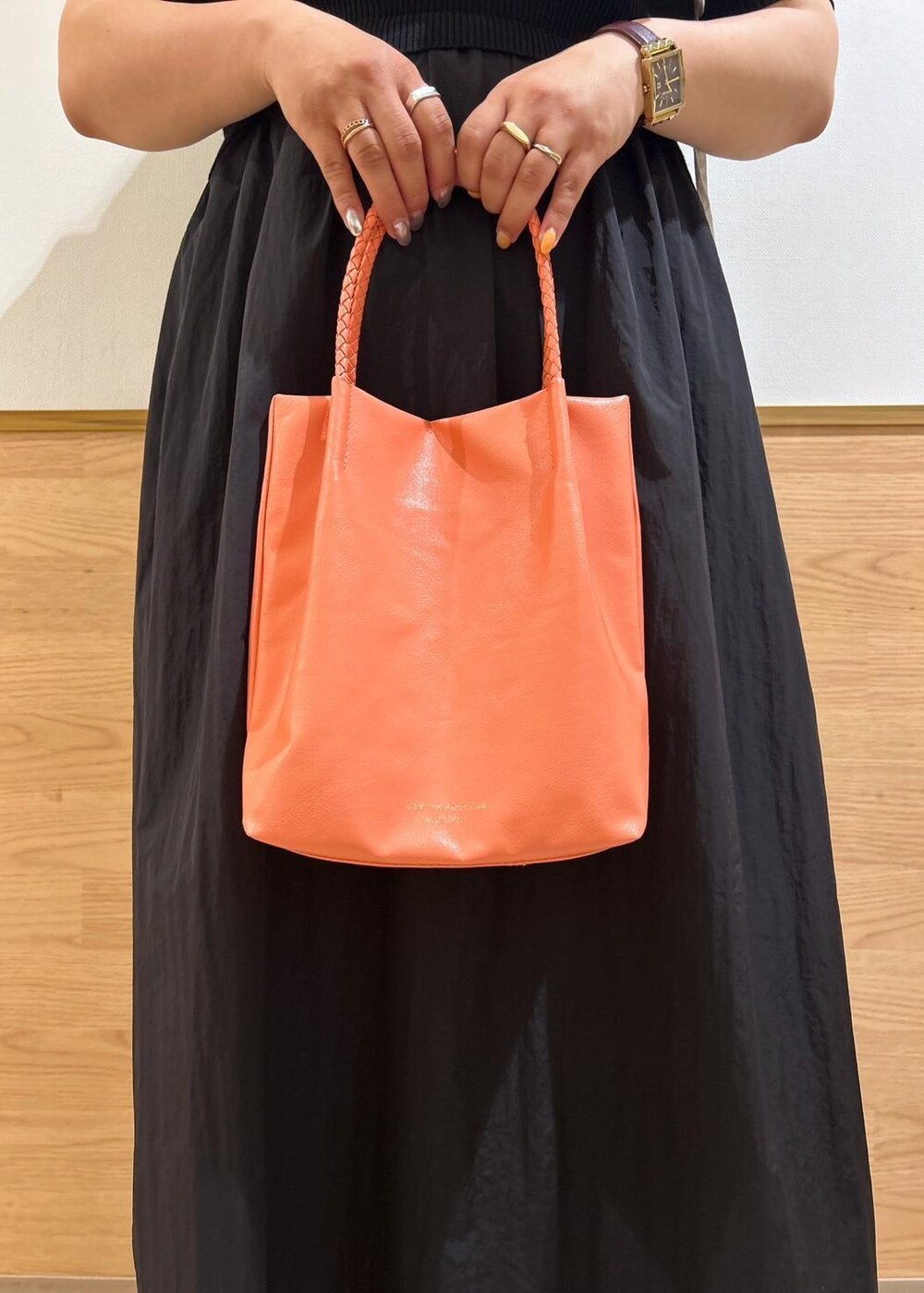ゴールド系のサンダル、ピンク系のトートバッグ、ブラック系のワンピースを着用したレディースの夏コーディネートの7枚目の写真