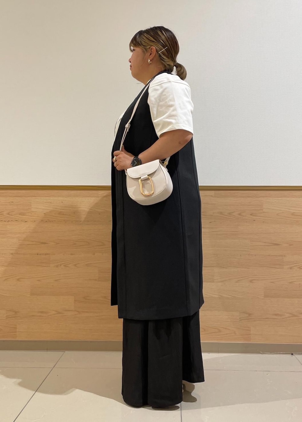 グレー系のその他パンツ、グレー系のベスト、シルバー系のバレエシューズを着用したレディースの秋コーディネートの2枚目の写真