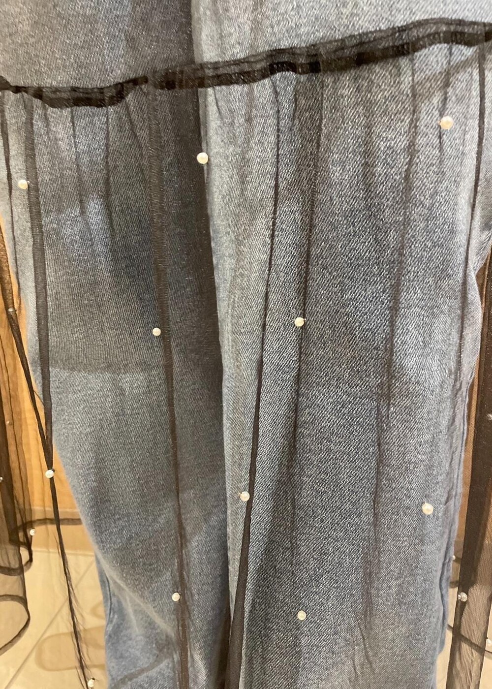 ブラック系のスカート、ブラック系のサンダル、ホワイト系のTシャツ/カットソーを着用したレディースの夏コーディネートの7枚目の写真