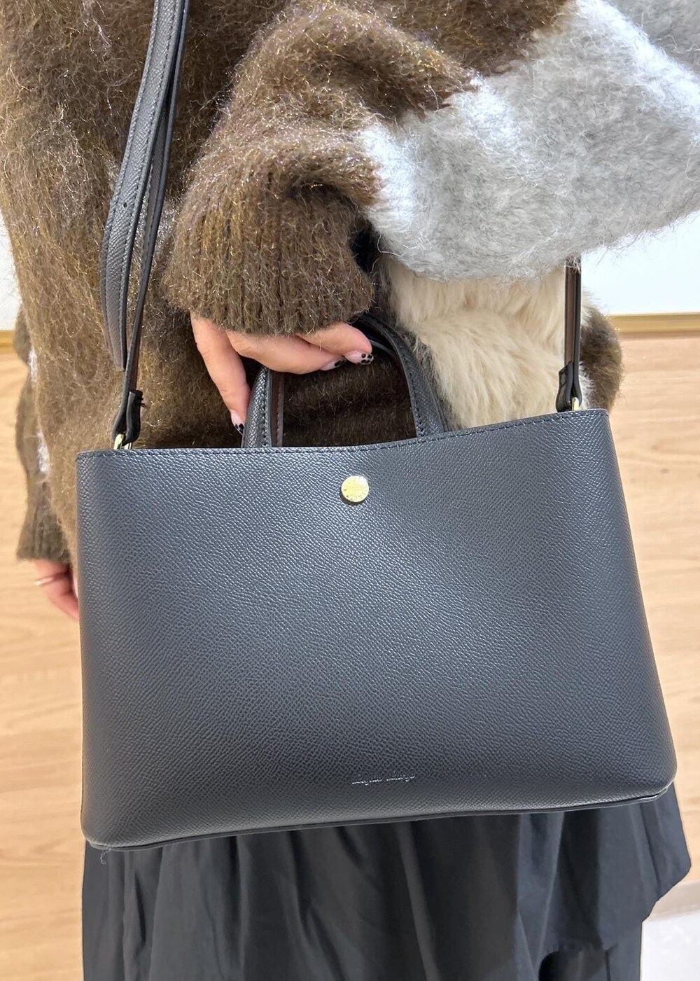 シルバー系のバレエシューズ、ブラック系のスカート、ブラウン系のニット/セーターを着用したレディースの秋コーディネートの8枚目の写真