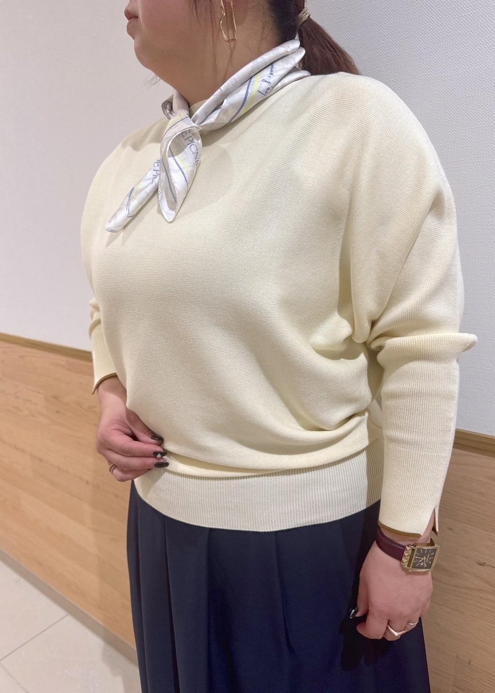 「ママコーデ、30代、30代後半、YOKU MOKU、ヨックモック、ビスキュイニット、袖口、着丈が選べるギャザースカート、ギャザースカート、スカーフ、フラワーグラデーションスカーフ、レザーボストンバック、初春コーデ、春コーデ、授業参観日コーデ」｜「ROPE' PICNICの着丈が選べるギャザースカート（スカート、ブルー系）」を使った、Kanaさん（レディース・156cm）の冬コーディネートの4枚目の写真
