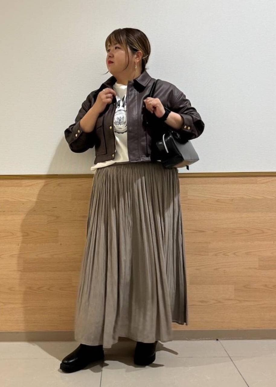 ホワイト系のTシャツ/カットソー、ブラック系のブーツ、ブラウン系のスカートを着用したレディースの秋コーディネートの10枚目の写真