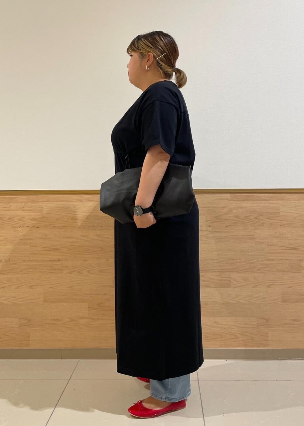 ブラック系のトートバッグ、ブルー系のデニムパンツ、レッド系のバレエシューズを着用したレディースの秋コーディネートの2枚目の写真