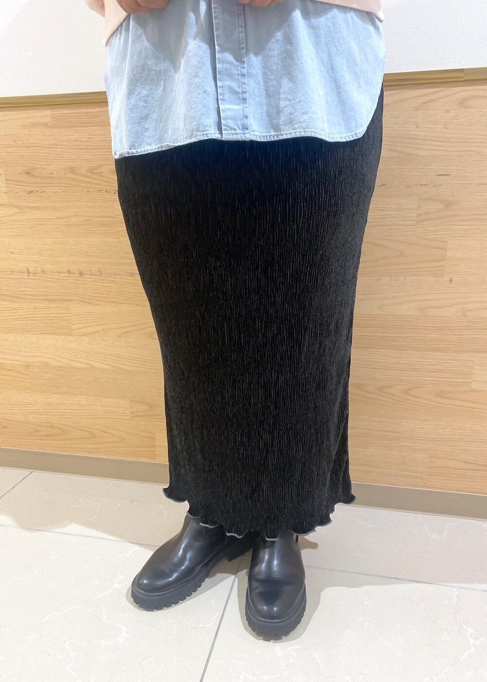 シルバー系のトートバッグ、ブルー系のシャツ/ブラウス、ピンク系のスウェットを着用したレディースの冬コーディネートの5枚目の写真