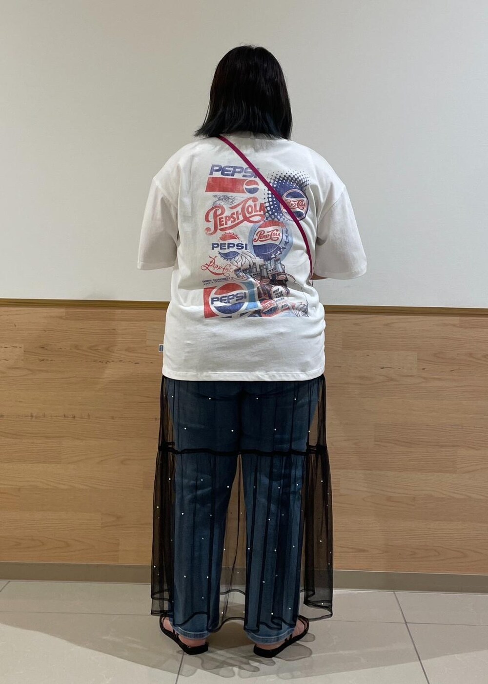 ブラック系のスカート、ブラック系のサンダル、ホワイト系のTシャツ/カットソーを着用したレディースの夏コーディネートの3枚目の写真