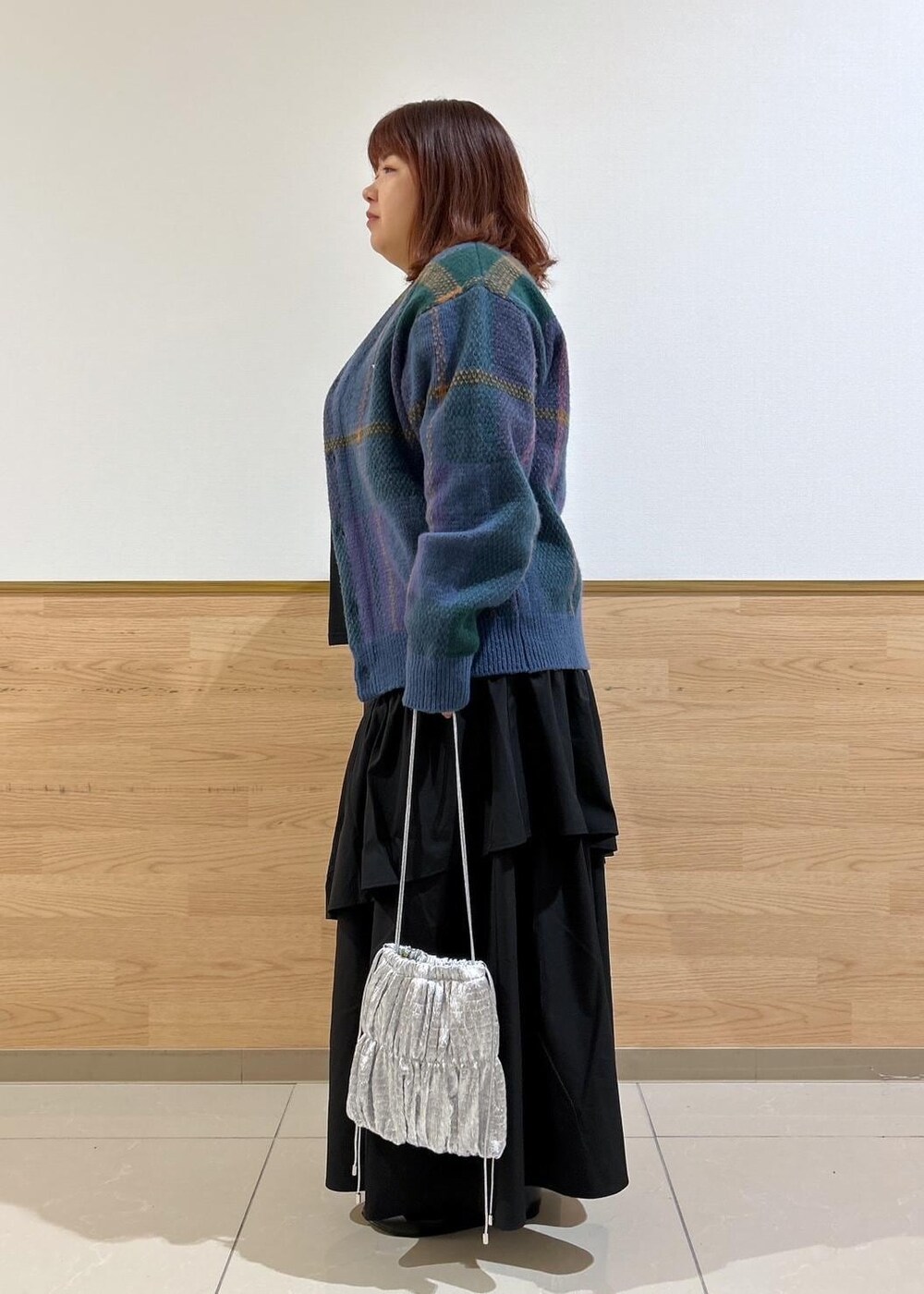 ブラック系のTシャツ/カットソー、ブラック系のスカート、シルバー系のショルダーバッグを着用したレディースの秋コーディネートの2枚目の写真