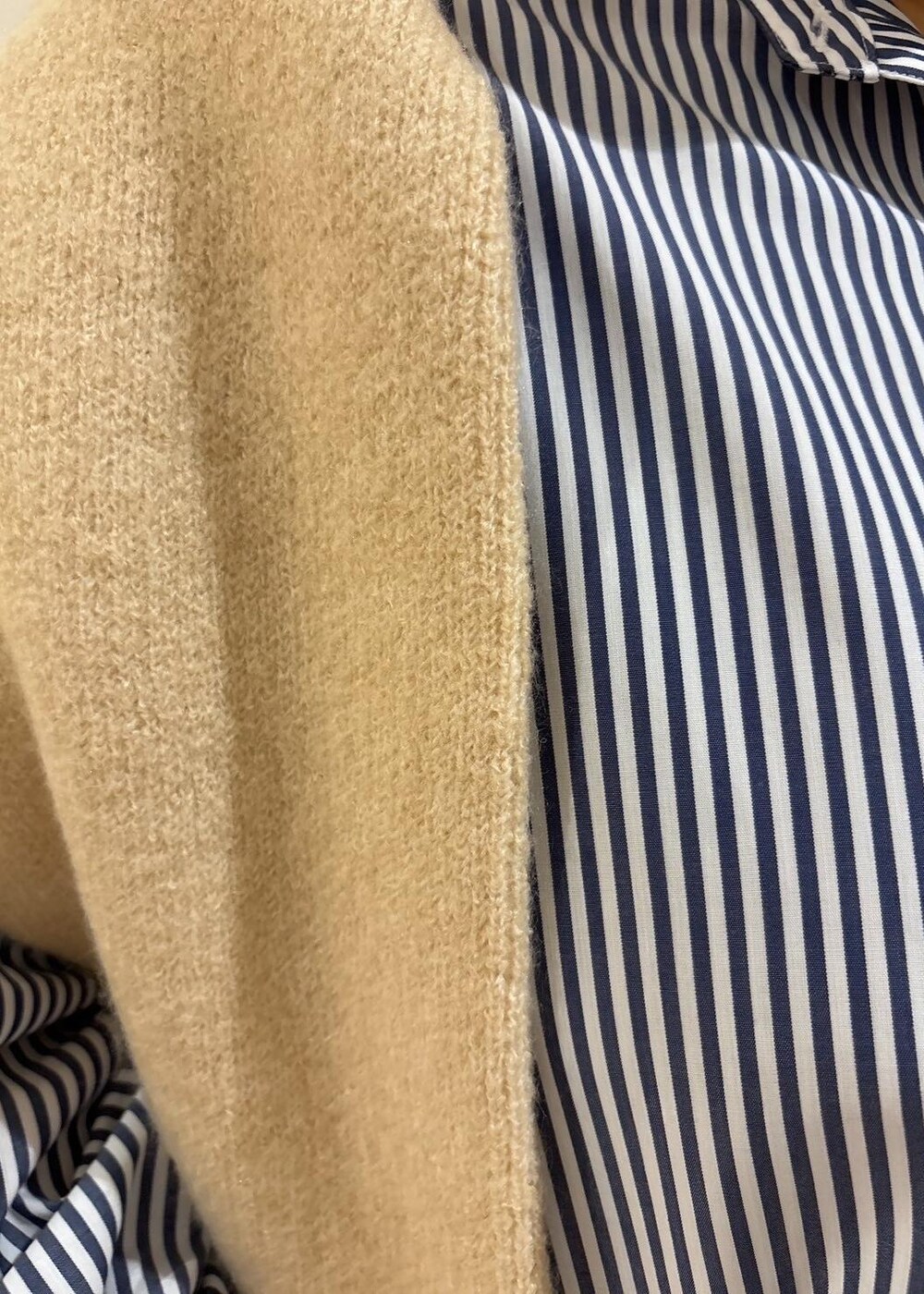 ベージュ系のスカート、ベージュ系のニット/セーター、シルバー系のショルダーバッグを着用したレディースの冬コーディネートの5枚目の写真