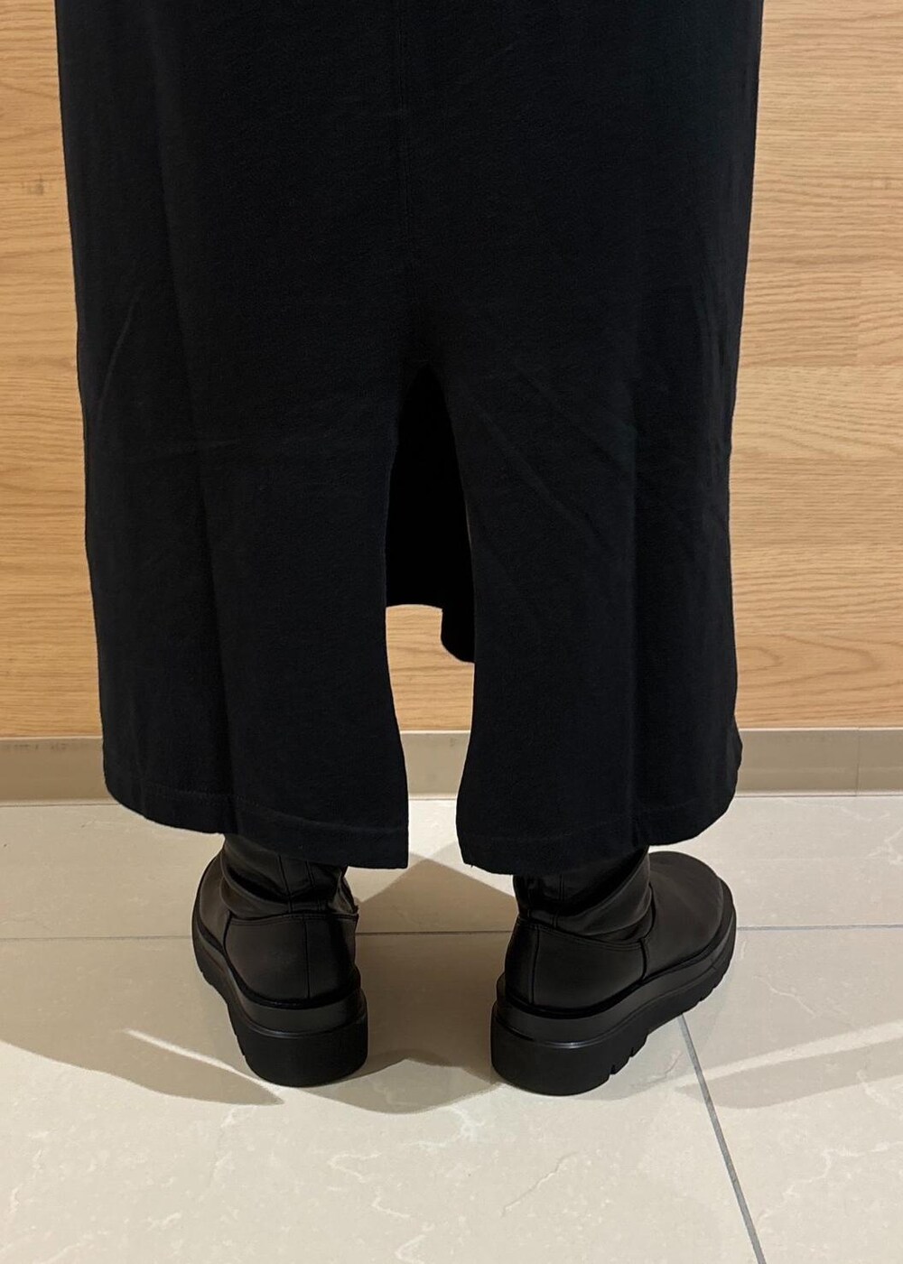 ベージュ系のTシャツ/カットソー、ブラック系のハンドバッグ、ブラック系のワンピースを着用したレディースの秋コーディネートの7枚目の写真