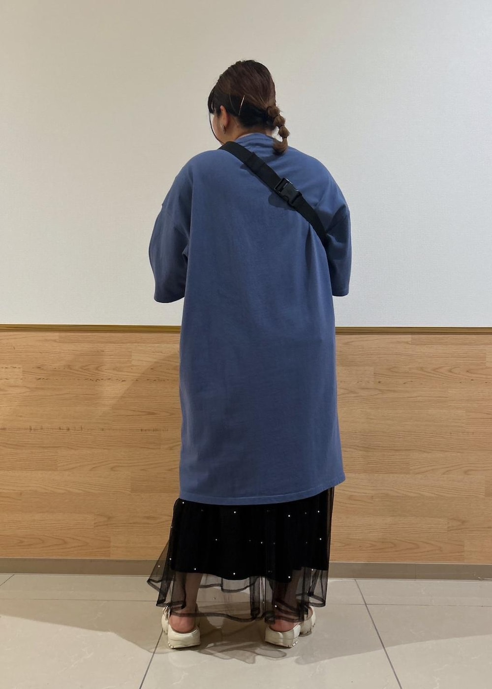 「ママコーデ、30代、30代後半、ロングカットソー、オーバーサイズ、パール付チュールスカート、ティアードスカート、ボディバック、THE NORTH FACE、グラディエーターサンダル、POLO、POLOクラブ、チュニック、チュニックTシャツ、ブルー」｜「ROPE' PICNICのパール付きチュールティアードスカート（スカート、ブラック系）」を使った、Kanaさん（レディース・156cm）の夏コーディネートの3枚目の写真