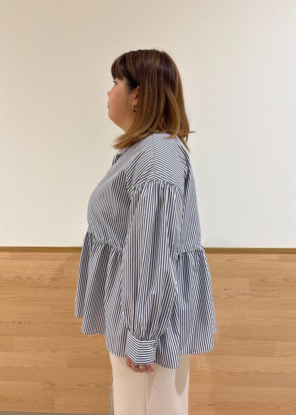 ベージュ系のスカート、ベージュ系のニット/セーター、シルバー系のショルダーバッグを着用したレディースの冬コーディネートの7枚目の写真