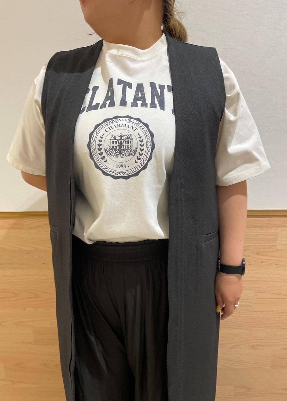 グレー系のその他パンツ、グレー系のベスト、シルバー系のバレエシューズを着用したレディースの秋コーディネートの4枚目の写真