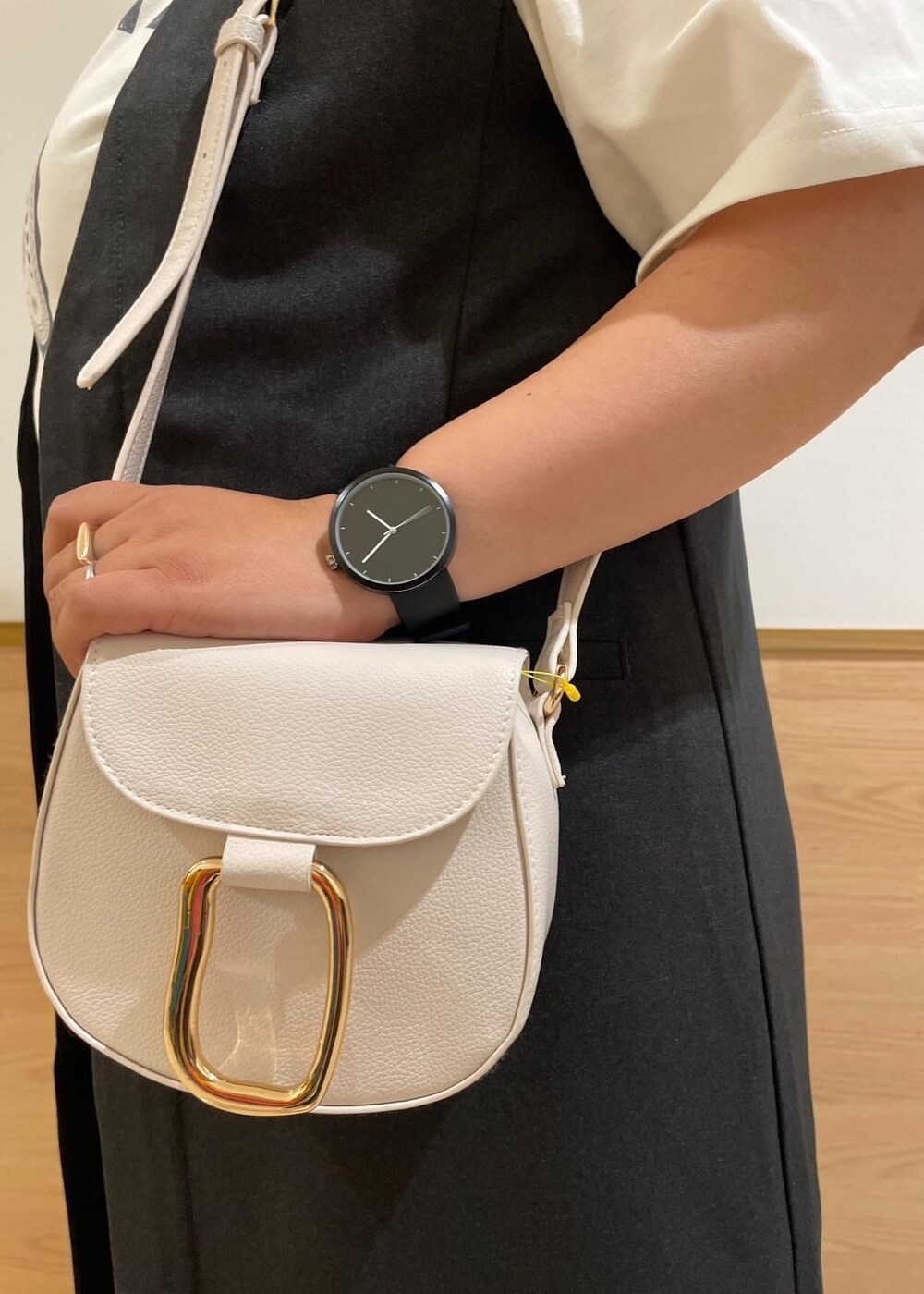 グレー系のその他パンツ、グレー系のベスト、シルバー系のバレエシューズを着用したレディースの秋コーディネートの6枚目の写真