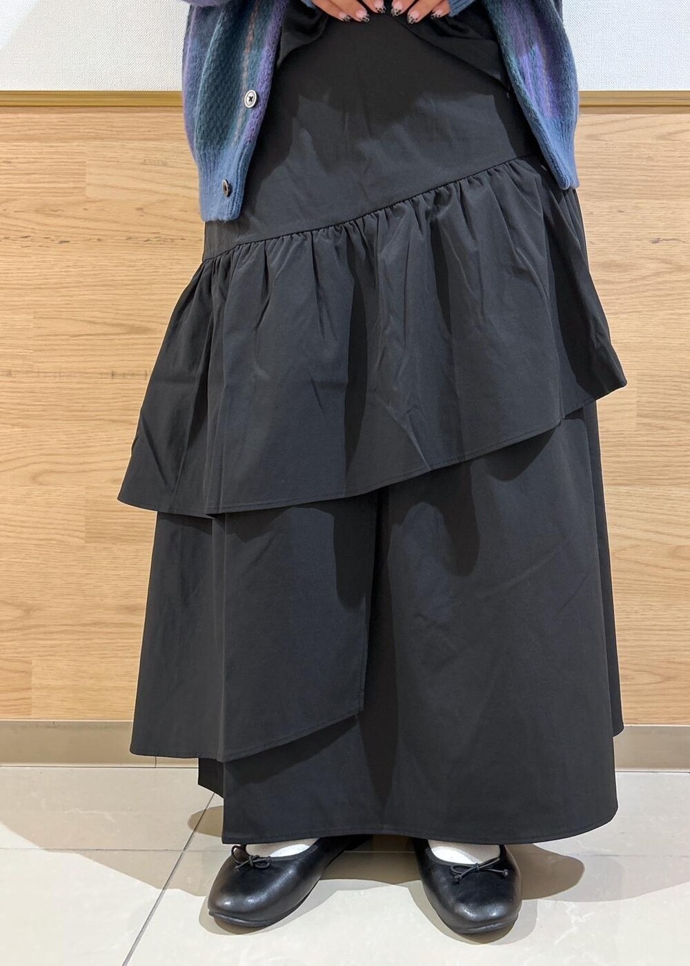 ブラック系のTシャツ/カットソー、ブラック系のスカート、シルバー系のショルダーバッグを着用したレディースの秋コーディネートの7枚目の写真