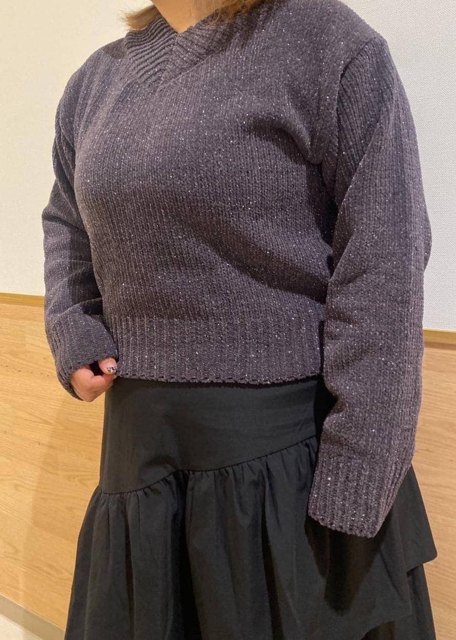 ブラック系のスカート、ブラック系のブーツ、グレー系のショルダーバッグを着用したレディースの冬コーディネートの4枚目の写真