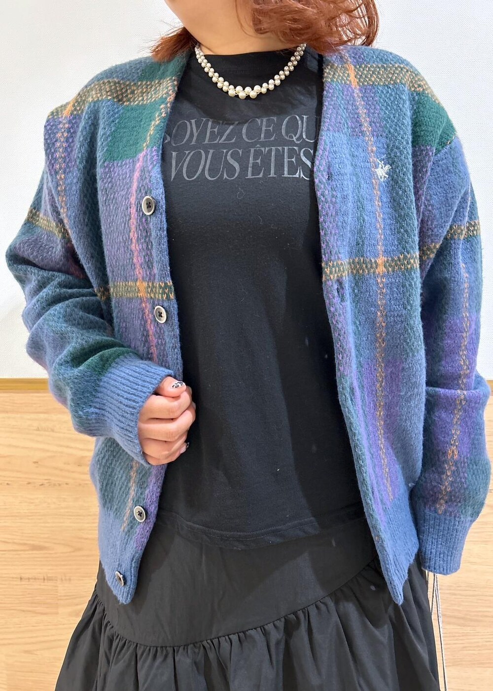 ブラック系のTシャツ/カットソー、ブラック系のスカート、シルバー系のショルダーバッグを着用したレディースの秋コーディネートの4枚目の写真