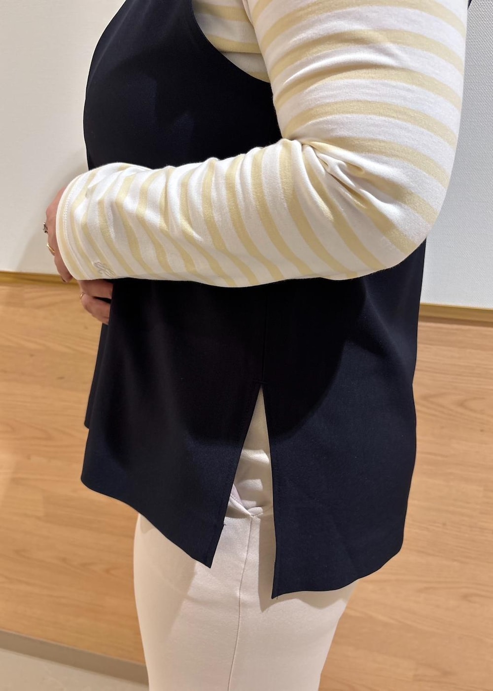 ベージュ系のスカート、ベージュ系のTシャツ/カットソー、ブルー系のベストを着用したレディースの冬コーディネートの5枚目の写真