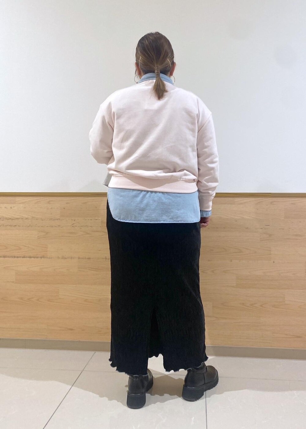 シルバー系のトートバッグ、ブルー系のシャツ/ブラウス、ピンク系のスウェットを着用したレディースの冬コーディネートの3枚目の写真