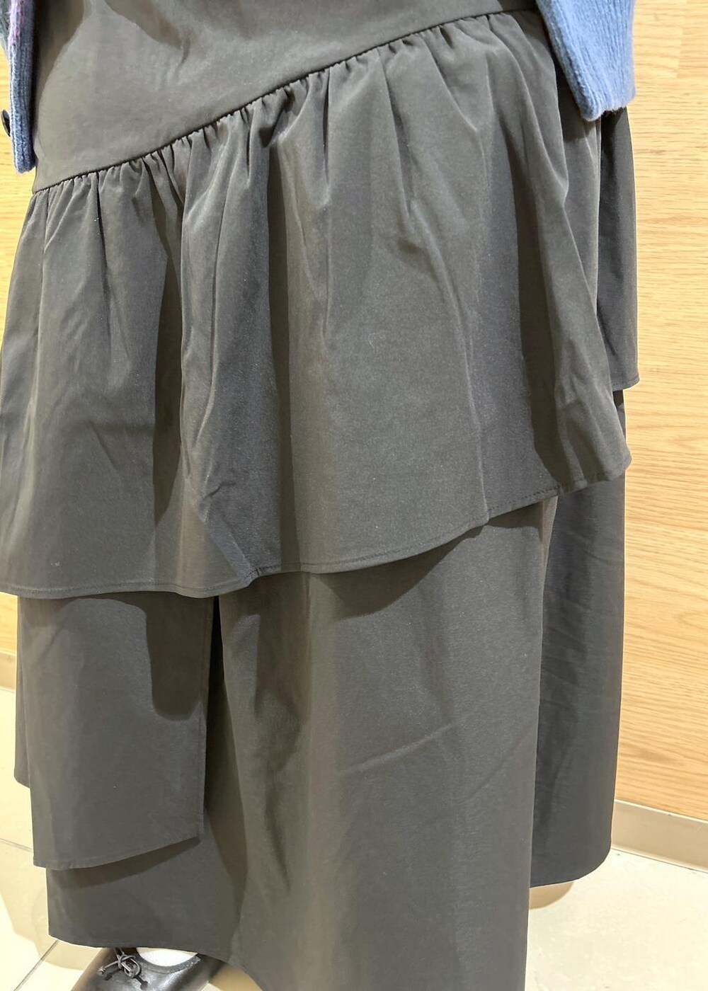 ブラック系のTシャツ/カットソー、ブラック系のスカート、シルバー系のショルダーバッグを着用したレディースの秋コーディネートの8枚目の写真