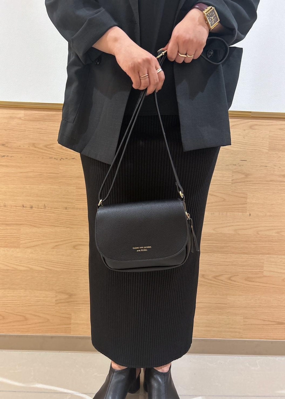 「ママコーデ、30代、30代後半、接触冷感・UV機能、カットジョーゼットトップス、テレコスカート、ラウンドショルダーバッグ、ソフトストレッチサンダル、ワントーンコーデ、ブラックコーデ、サマーブラック、ブラック、ジャケット、セットアップ、テーラード」｜「ROPE' PICNICのオープントゥスソフトトレッチバックスリングミュール（サンダル、ブラック系）」を使った、Kanaさん（レディース・156cm）の夏コーディネートの7枚目の写真