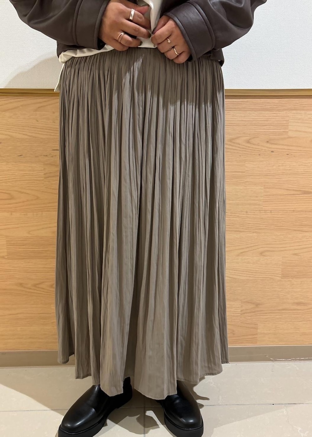 ホワイト系のTシャツ/カットソー、ブラック系のブーツ、ブラウン系のスカートを着用したレディースの秋コーディネートの6枚目の写真