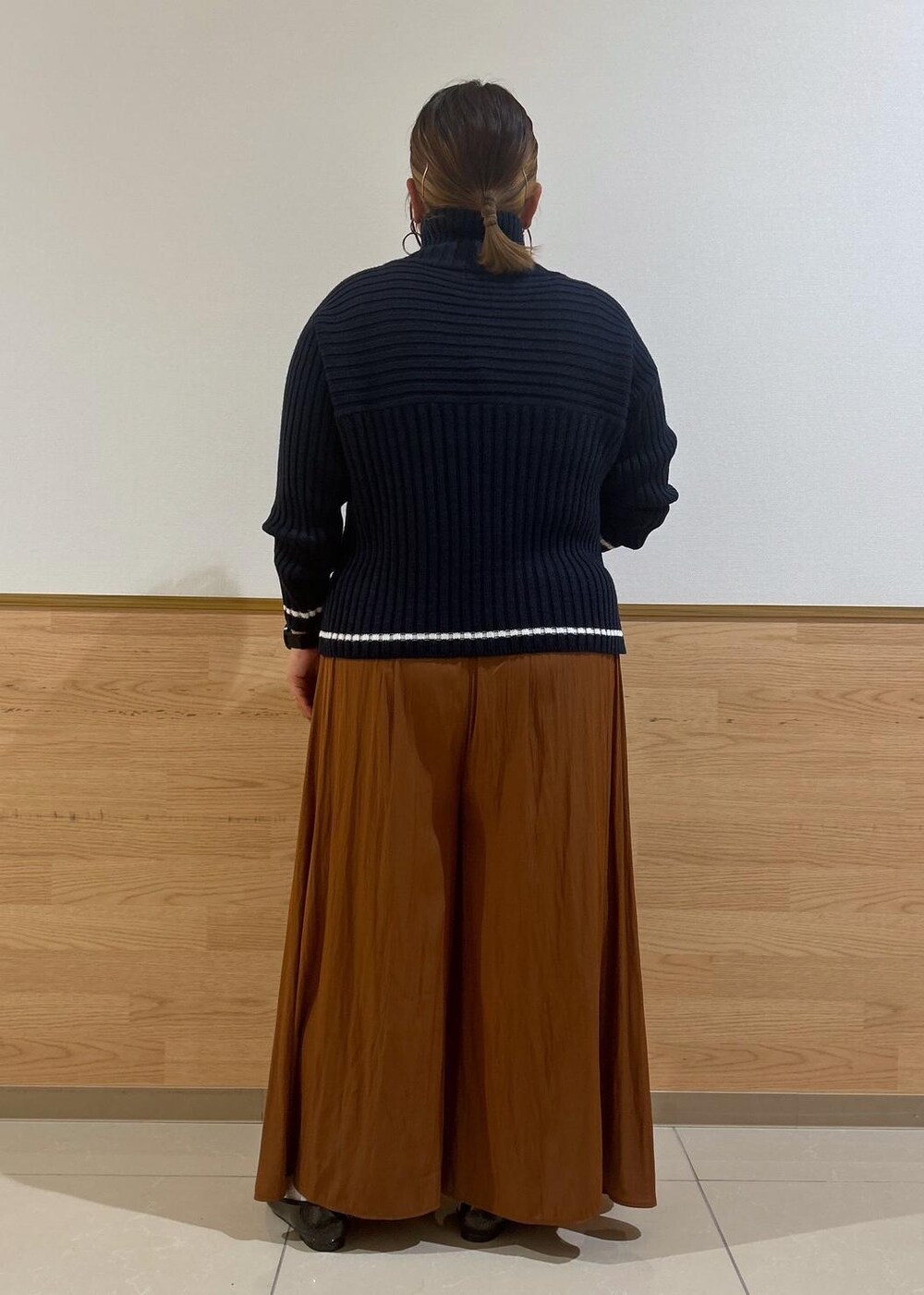 「ママコーデ、30代、30代後半、リブ切り替えニット、カラーニット、プルオーバー、スカーチョ、フリンジバック、バレエシューズ、晴雨兼用、ropepicnic_snap、snapme_jun、秋コーデ、初冬コーデ、授業参観日コーデ」｜「ROPE' PICNICの【WEB限定カラーあり】アソートリブ切り替えニットプルオーバー/リンクコーデ・新色追加（ニット/セーター、ブルー系）」を使った、Kanaさん（レディース・156cm）の秋コーディネートの3枚目の写真