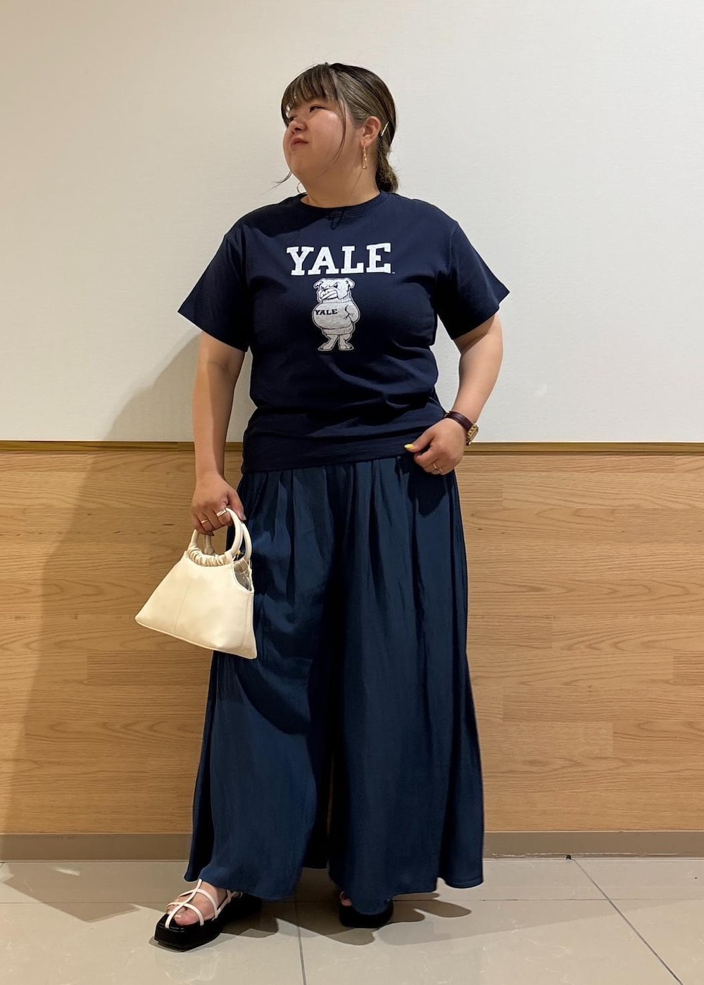 ホワイト系のサンダル、ホワイト系のショルダーバッグ、ブルー系のTシャツ/カットソーを着用したレディースの夏コーディネートの9枚目の写真