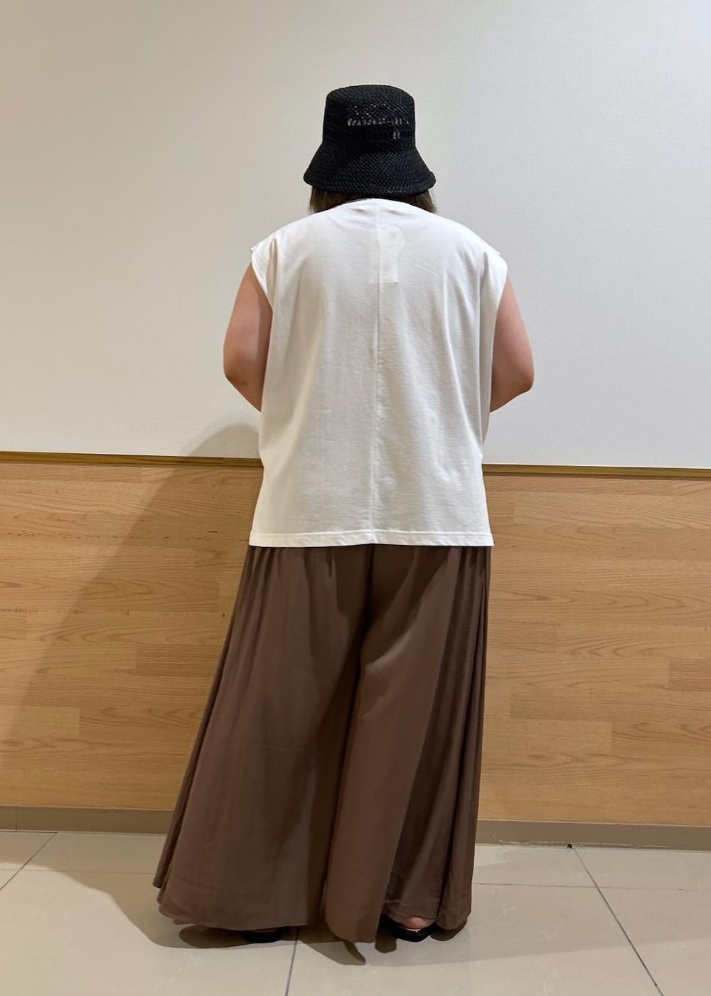 「ママコーデ、30代、30代後半、ノースリーブタックプルオーバー、スカーチョ、透かし編みハット、マルシェショルダー、スキニーストラップ、ダークブラウン、ropepicnic_snap、snapme_jun、ブラック、ホワイト、ブラウン、カゴバッグ」｜「ROPE' PICNICのスキニーストラップフラットサンダル（サンダル、ブラック系）」を使った、Kanaさん（レディース・156cm）の夏コーディネートの3枚目の写真