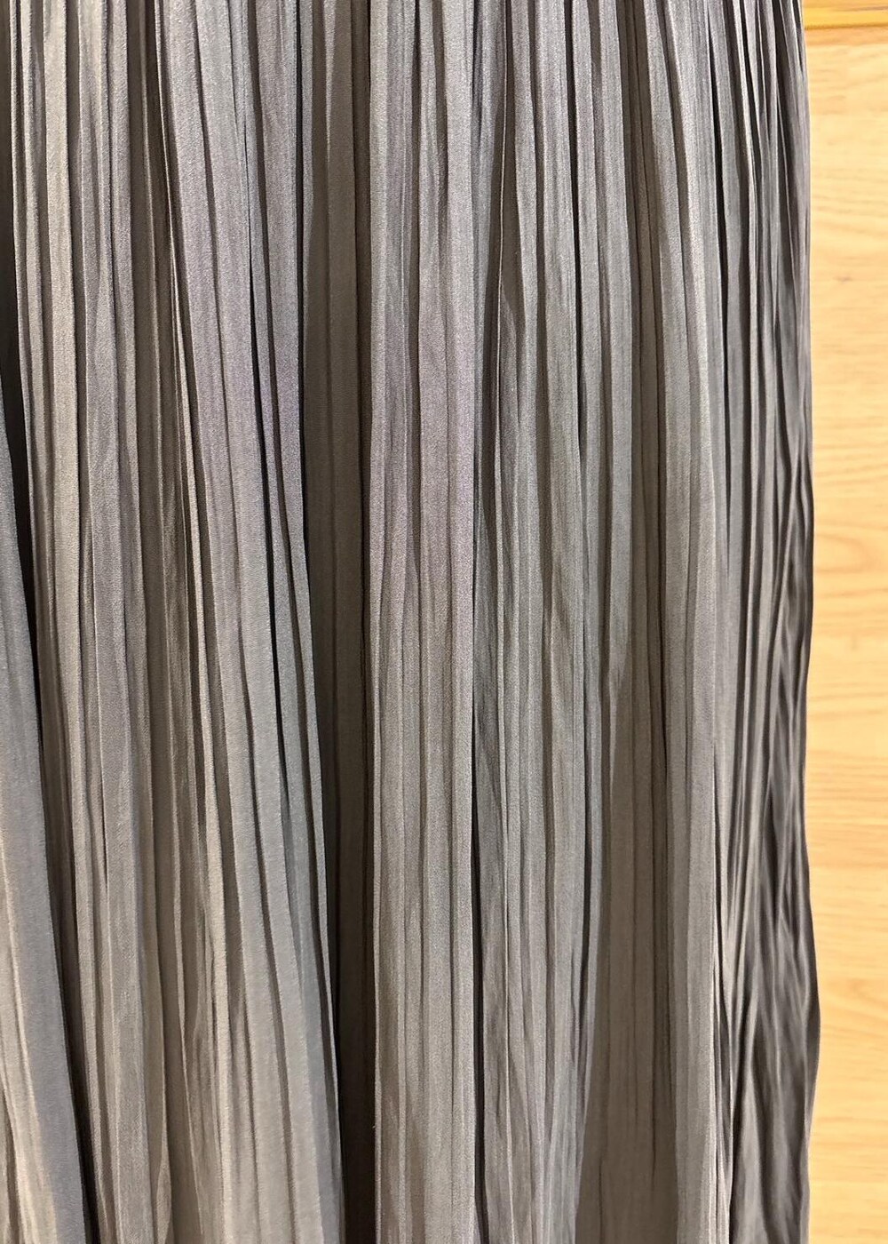 シルバー系のトートバッグ、グレー系のスカート、ピンク系のニット/セーターを着用したレディースの冬コーディネートの7枚目の写真