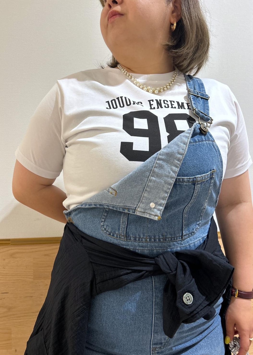 「ママコーデ、30代、30代後半、フレンチアソートTシャツ、接触冷感、デニムオーバーオール、ミリタリーシアーライトジャケット、フリルショルダーバッグ、ropepicnic_snap、snapme_jun、ホワイト、ロゴ、ブルー、デニム、オーバーオール」｜「ROPE' PICNICのミリタリーシアーライトジャケット（ミリタリージャケット、ブラック系）」を使った、Kanaさん（レディース・156cm）の夏コーディネートの5枚目の写真