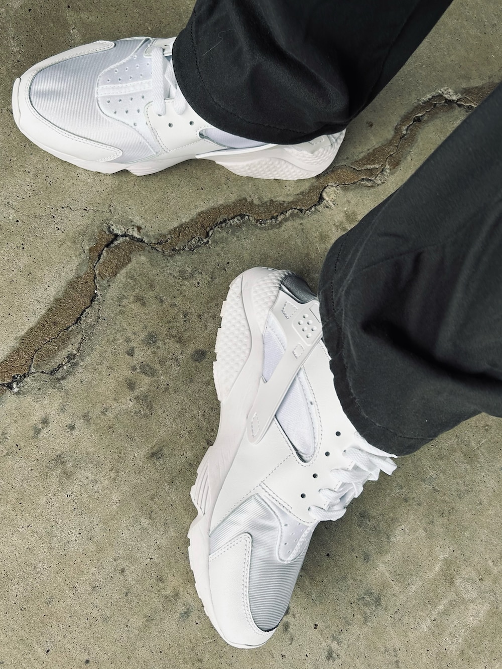 シルバー系のダウンジャケット/コート、グレー系のカーゴパンツ、ホワイト系のスニーカーを着用したメンズの冬コーディネートの2枚目の写真