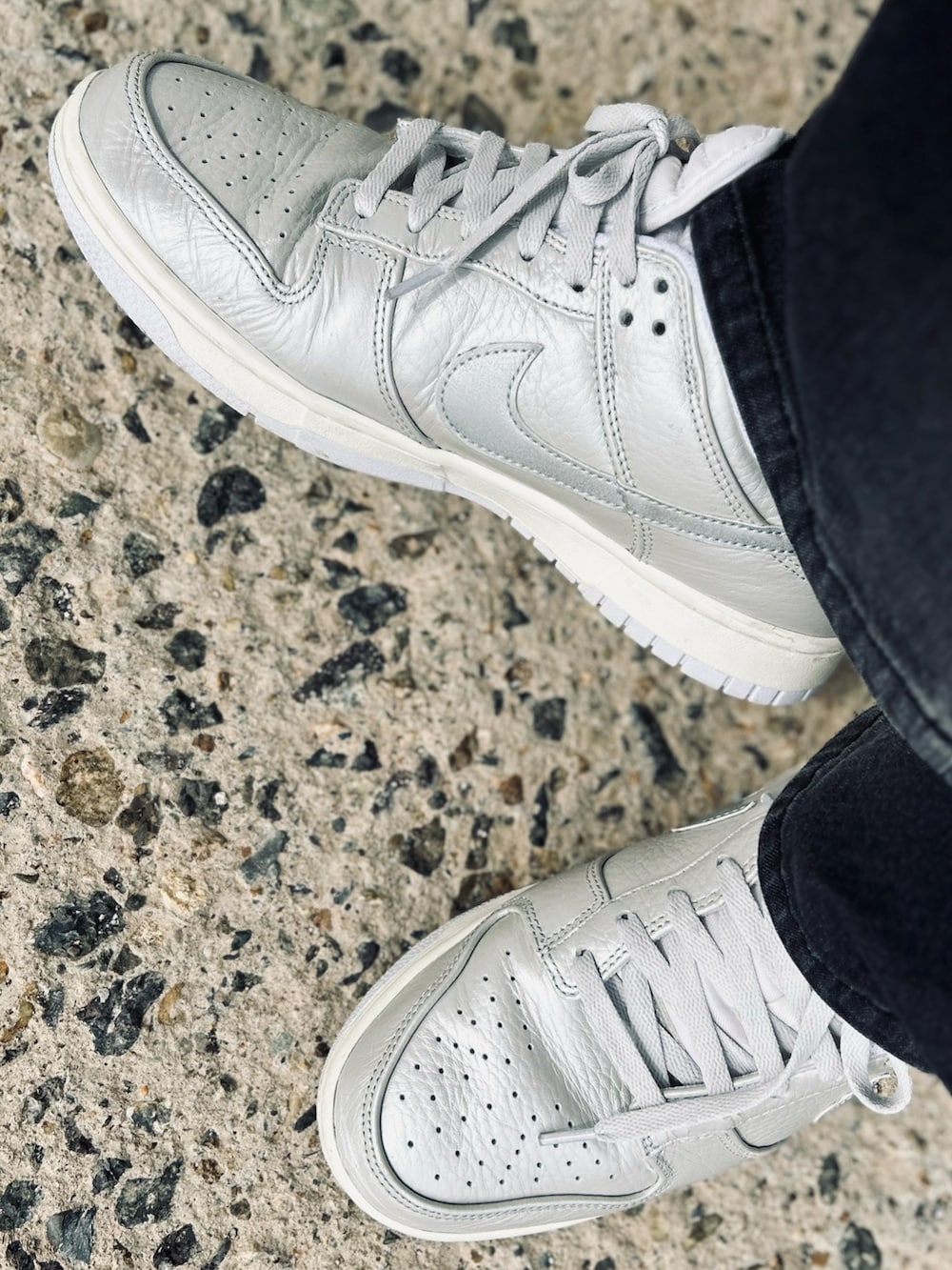 グリーン系のブルゾン、ホワイト系のTシャツ/カットソー、ブラック系のデニムパンツを着用したメンズの春コーディネートの2枚目の写真