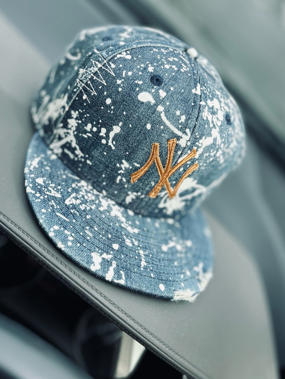 ホワイト系のパーカー、ブルー系のカーゴパンツ、ホワイト系のスニーカーを着用したメンズの春コーディネートの3枚目の写真