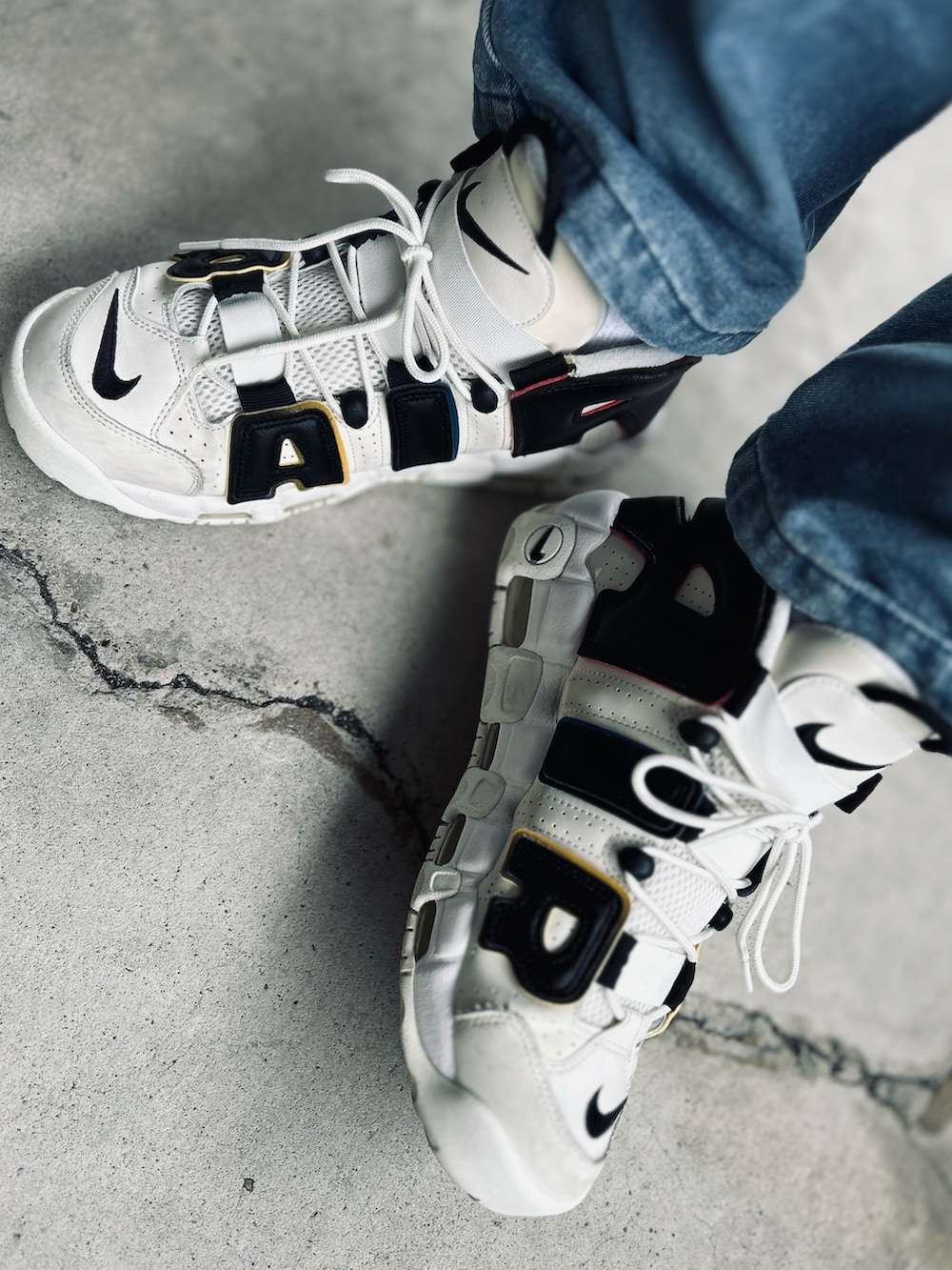 ホワイト系のパーカー、ブルー系のカーゴパンツ、ホワイト系のスニーカーを着用したメンズの春コーディネートの2枚目の写真