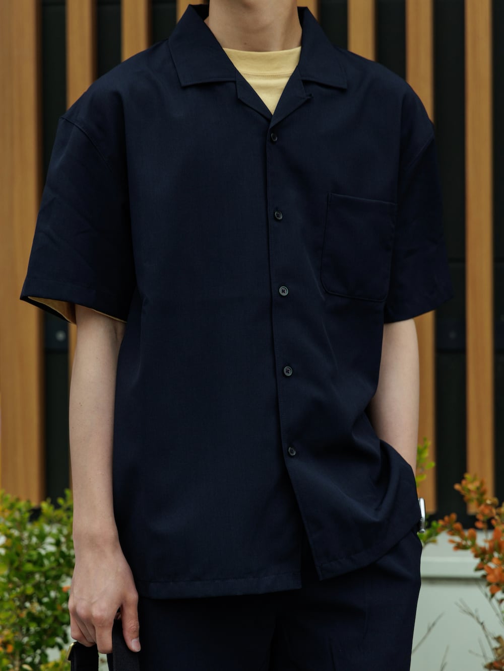 ブルー系のシャツ/ブラウス、ブルー系のその他パンツを着用したメンズの春コーディネートの2枚目の写真