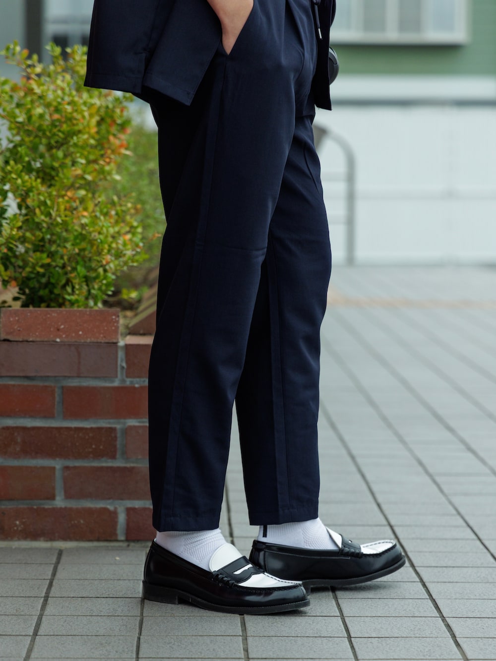 ブルー系のシャツ/ブラウス、ブルー系のその他パンツを着用したメンズの春コーディネートの3枚目の写真