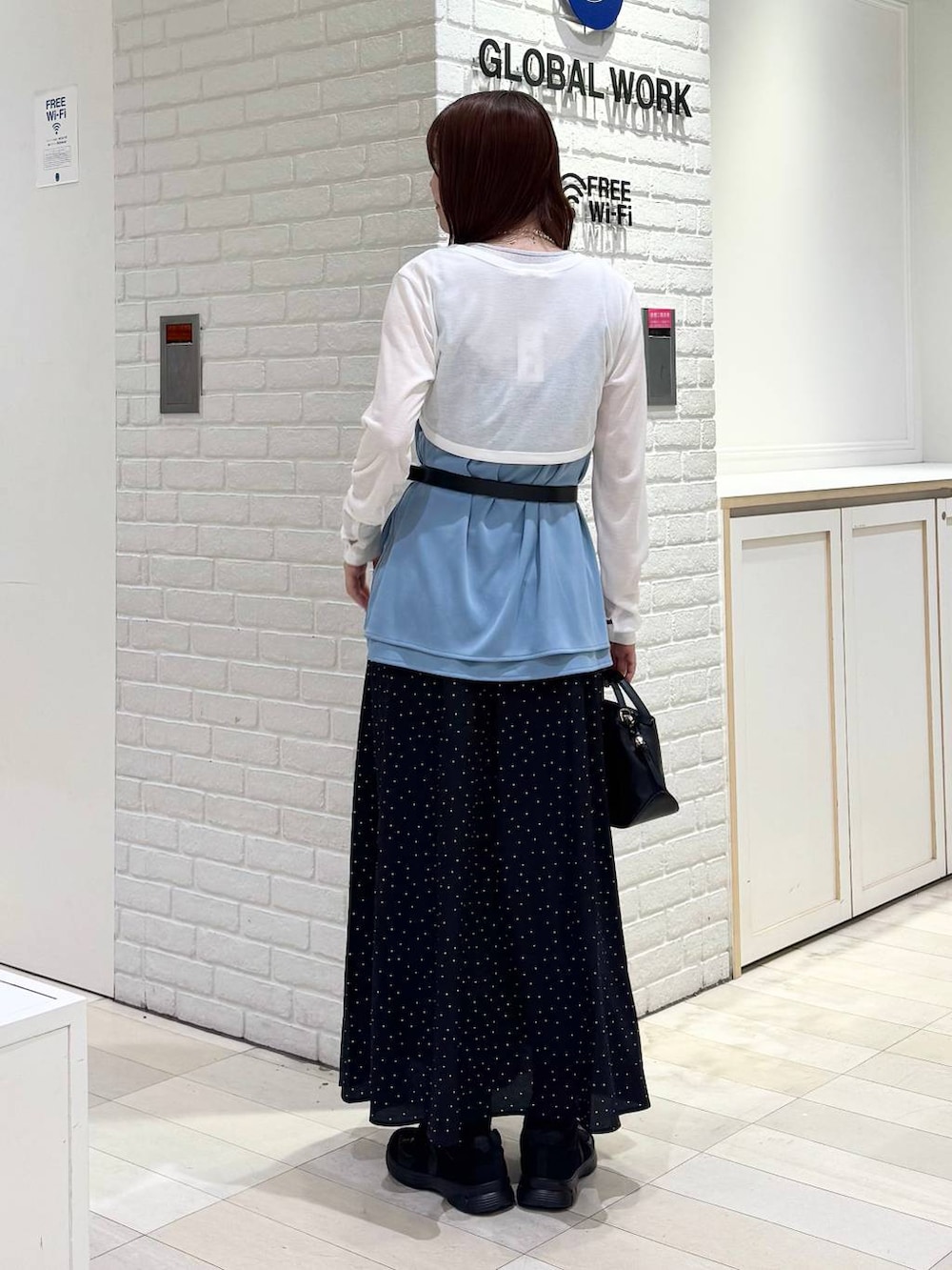 その他のスカート、ホワイト系のカーディガン/ボレロ、ブラック系のベルトを着用したレディースの春コーディネートの3枚目の写真