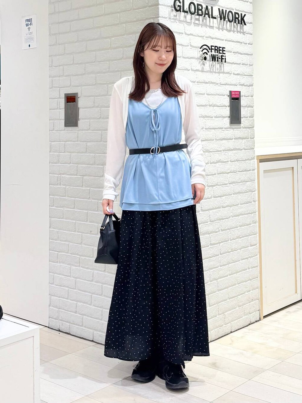 その他のスカート、ホワイト系のカーディガン/ボレロ、ブラック系のベルトを着用したレディースの春コーディネートの4枚目の写真