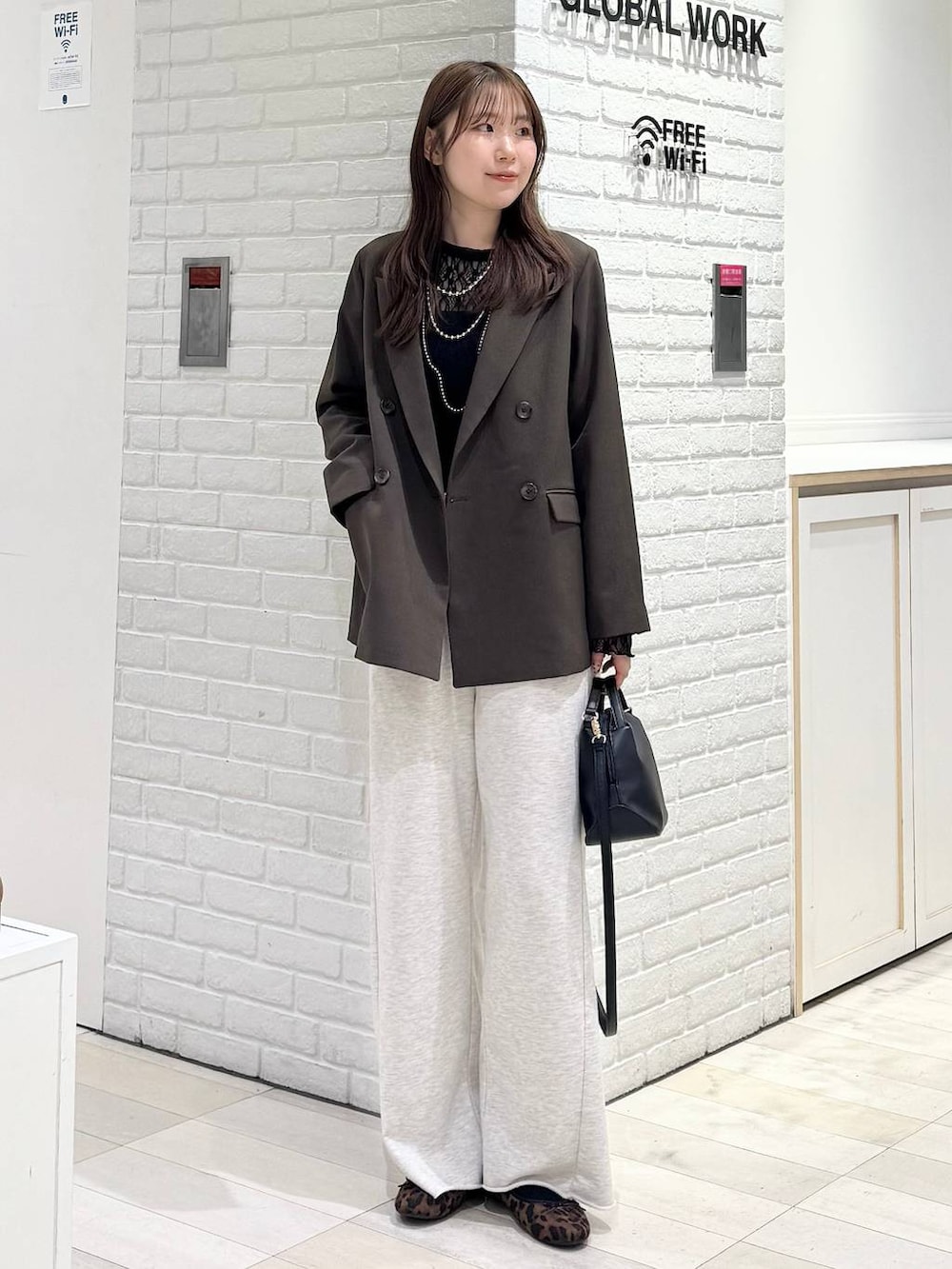 ブラック系のショルダーバッグ、その他のバレエシューズ、ブラック系のTシャツ/カットソーを着用したレディースの冬コーディネートの3枚目の写真