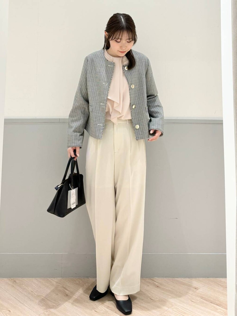 ホワイト系のその他パンツ、ブラック系のパンプス、ホワイト系のノーカラージャケットを着用したレディースの春コーディネートの5枚目の写真