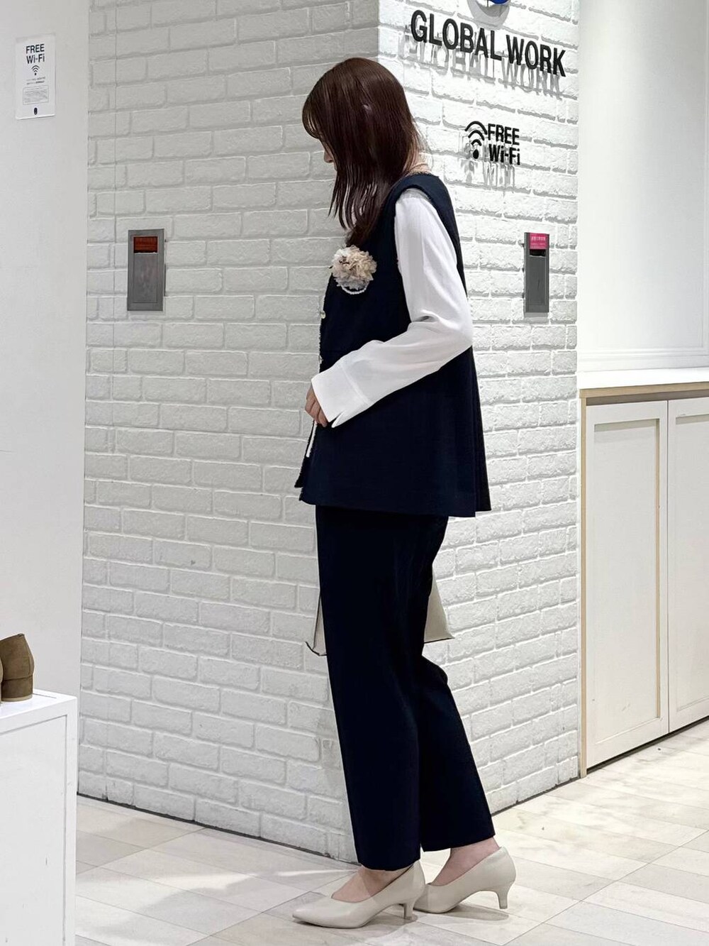 ホワイト系のパンプス、ブルー系のセットアップ、ブルー系のその他アウターを着用したレディースの冬コーディネートの2枚目の写真