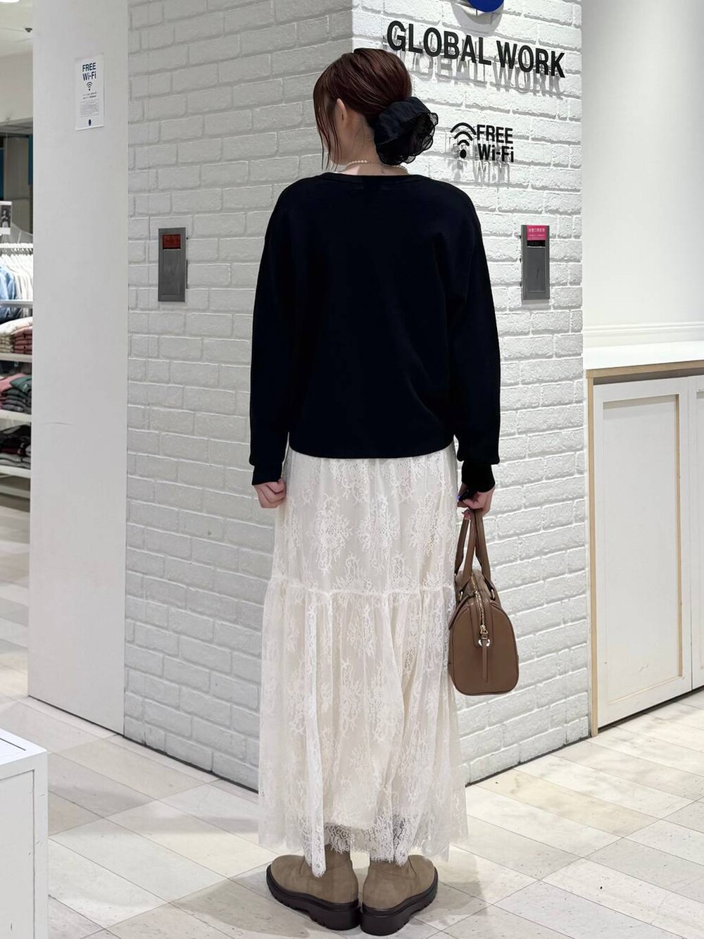 ブラック系のカーディガン/ボレロ、ホワイト系のTシャツ/カットソー、グレー系のワンピースを着用したレディースの秋コーディネートの3枚目の写真