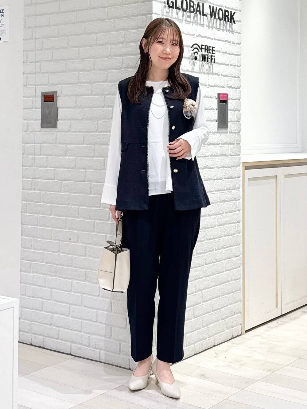 ホワイト系のパンプス、ブルー系のセットアップ、ブルー系のその他アウターを着用したレディースの冬コーディネートの5枚目の写真