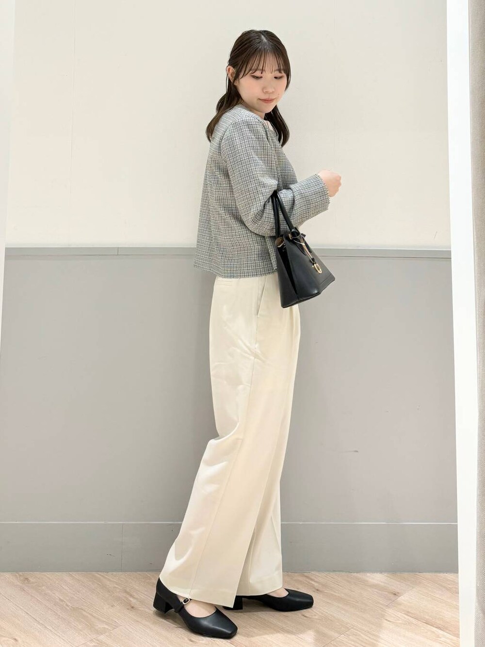 ホワイト系のその他パンツ、ブラック系のパンプス、ホワイト系のノーカラージャケットを着用したレディースの春コーディネートの3枚目の写真