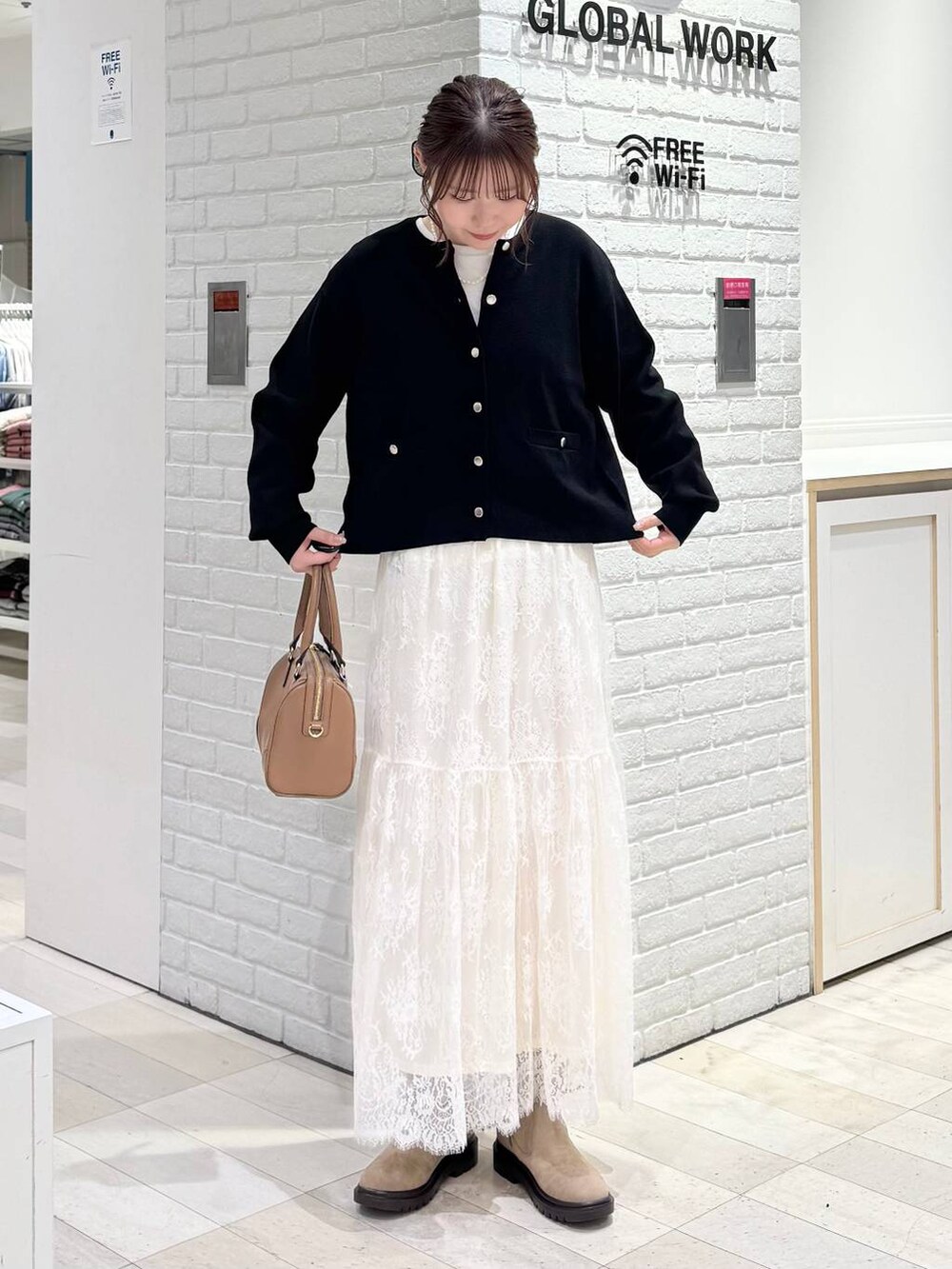ブラック系のカーディガン/ボレロ、ホワイト系のTシャツ/カットソー、グレー系のワンピースを着用したレディースの秋コーディネートの2枚目の写真