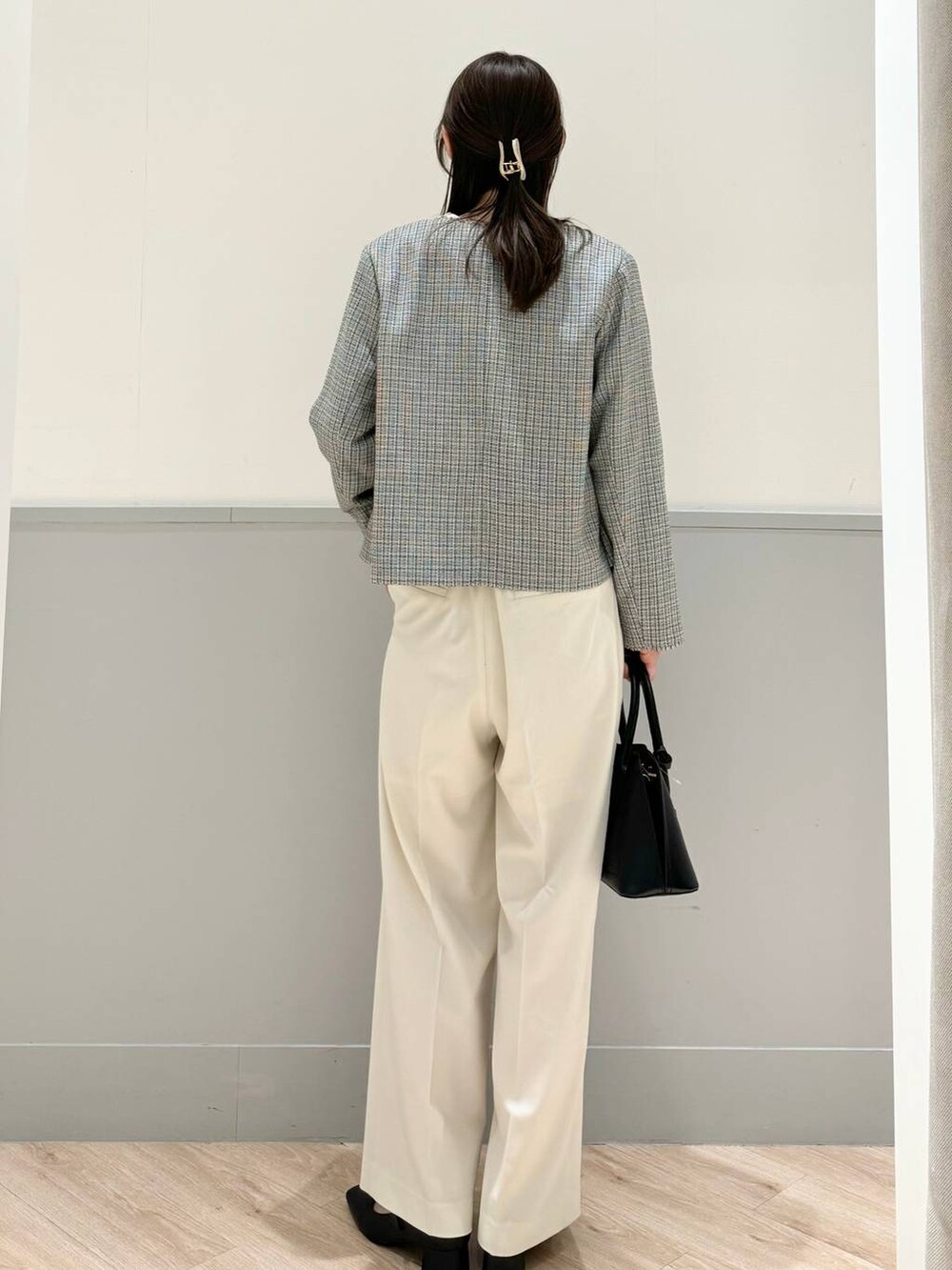 ホワイト系のその他パンツ、ブラック系のパンプス、ホワイト系のノーカラージャケットを着用したレディースの春コーディネートの4枚目の写真