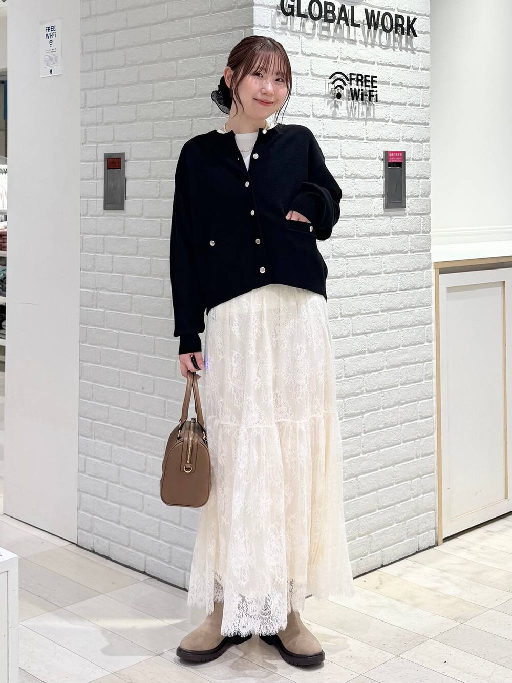 ブラック系のカーディガン/ボレロ、ホワイト系のTシャツ/カットソー、グレー系のワンピースを着用したレディースの秋コーディネートの4枚目の写真