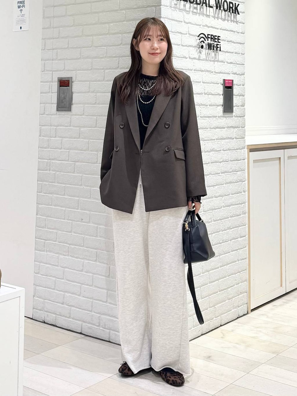 ブラック系のショルダーバッグ、その他のバレエシューズ、ブラック系のTシャツ/カットソーを着用したレディースの冬コーディネートの4枚目の写真