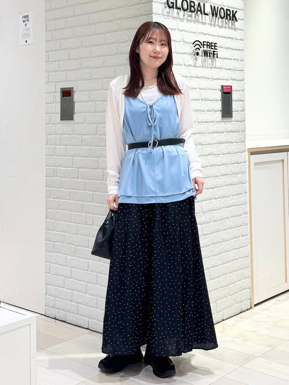 その他のスカート、ホワイト系のカーディガン/ボレロ、ブラック系のベルトを着用したレディースの春コーディネートの5枚目の写真