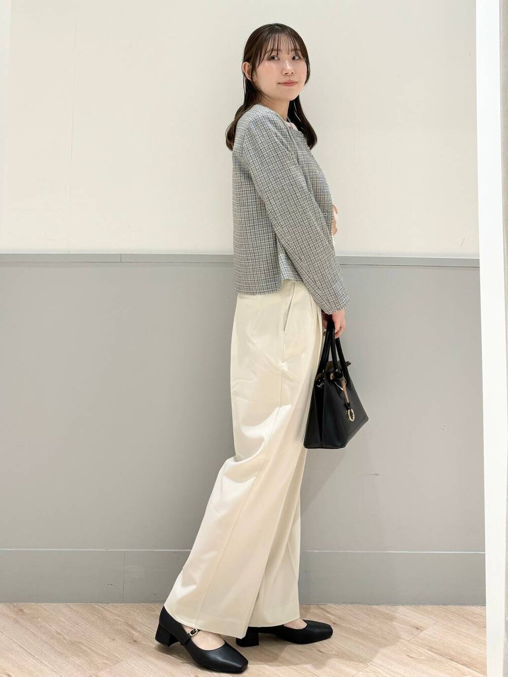 ホワイト系のその他パンツ、ブラック系のパンプス、ホワイト系のノーカラージャケットを着用したレディースの春コーディネートの6枚目の写真